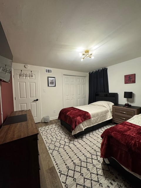 Bed, TV and multimedia, Bedroom