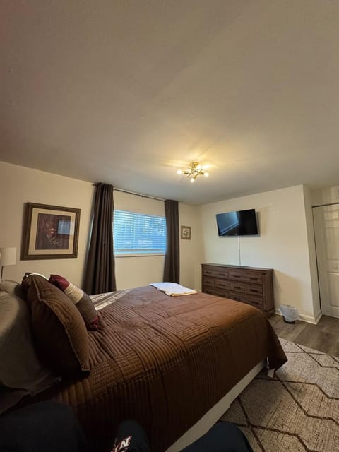 Bed, TV and multimedia, Bedroom