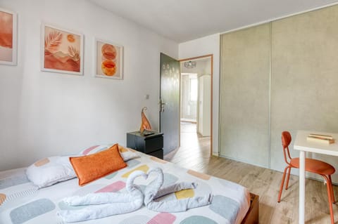 Bed, TV and multimedia, Photo of the whole room, Seating area, Bedroom, heating, internet, towels, wardrobe