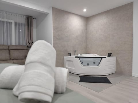 Hot Tub, Bath, towels