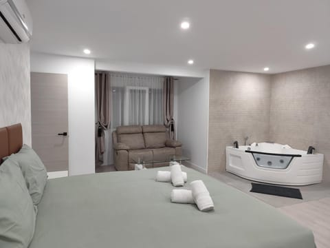 Hot Tub, Living room, Bedroom