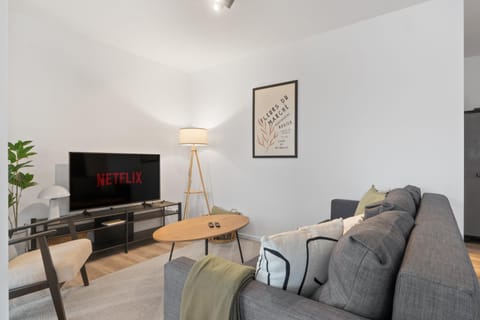 TV and multimedia, Living room, Seating area, internet, internet