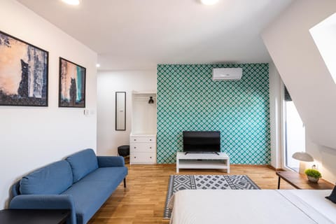 Bed, TV and multimedia, Living room, Photo of the whole room, Seating area, air conditioner