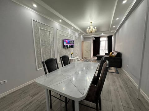 TV and multimedia, Living room, Seating area, Dining area