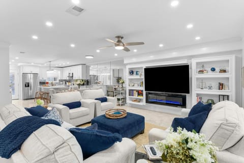 TV and multimedia, Living room, Seating area, fireplace