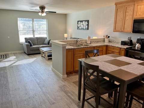 Perfect Location to Casino w King Beds Apartment in Oklahoma