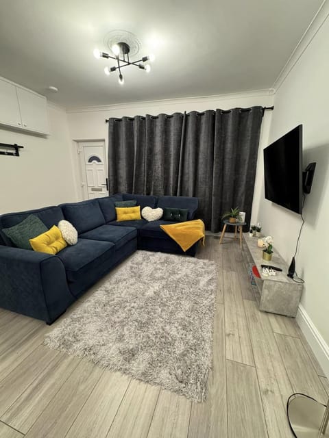 Communal lounge/ TV room, TV and multimedia, Living room, Seating area, Evening entertainment