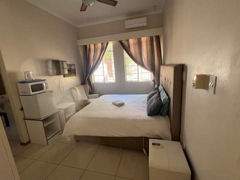 Bed, TV and multimedia, Bedroom, towels, air conditioner