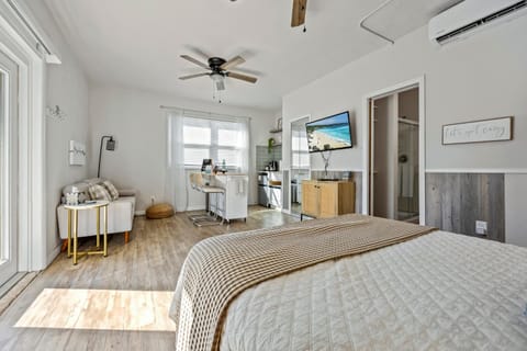 Bed, TV and multimedia, Kitchen or kitchenette, Photo of the whole room