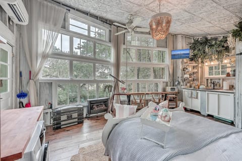 The Hummingbird Treehouse Apartment in Wadmalaw Island