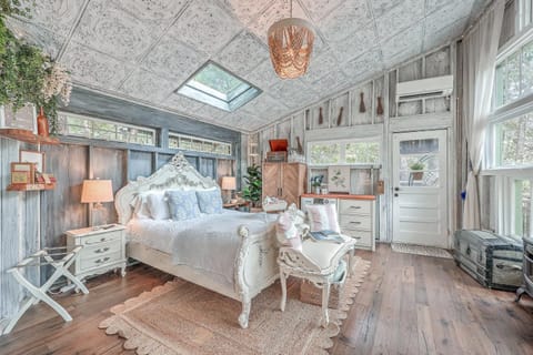 The Hummingbird Treehouse Apartment in Wadmalaw Island