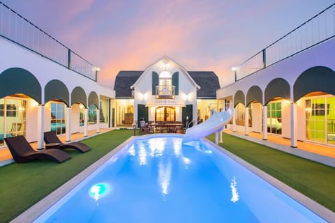 Property building, Balcony/Terrace, Pool view, Swimming pool, sunbed