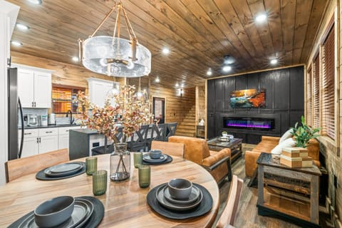 Communal lounge/ TV room, TV and multimedia, Kitchen or kitchenette, Living room, Seating area, Dining area, Evening entertainment