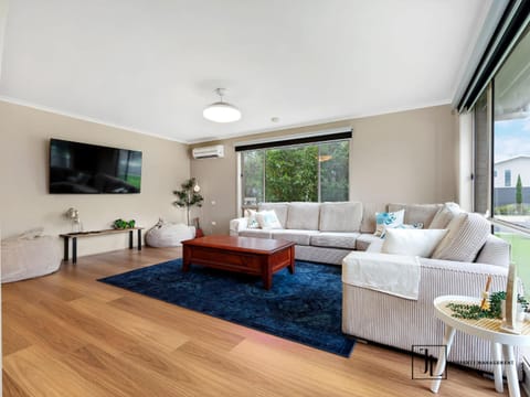 TV and multimedia, Living room, Seating area, Evening entertainment