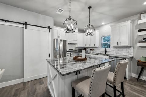 Kitchen or kitchenette, Dining area, oven, stove