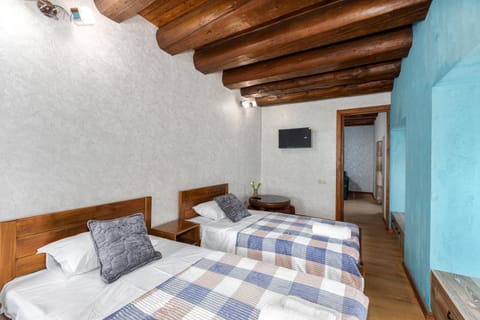 Bed, TV and multimedia, Bedroom