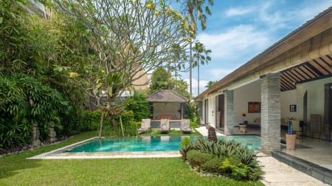 Property building, Garden, Garden view, Pool view, Swimming pool, sunbed