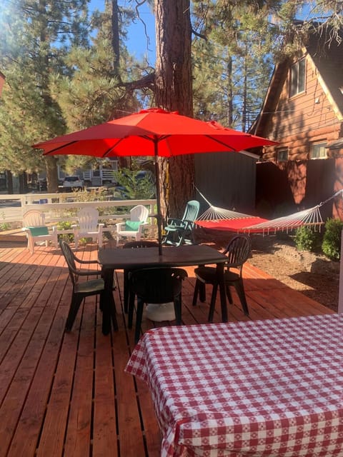 Spacious cozy chalet huge deck over seasonal creek Chalet in Big Bear