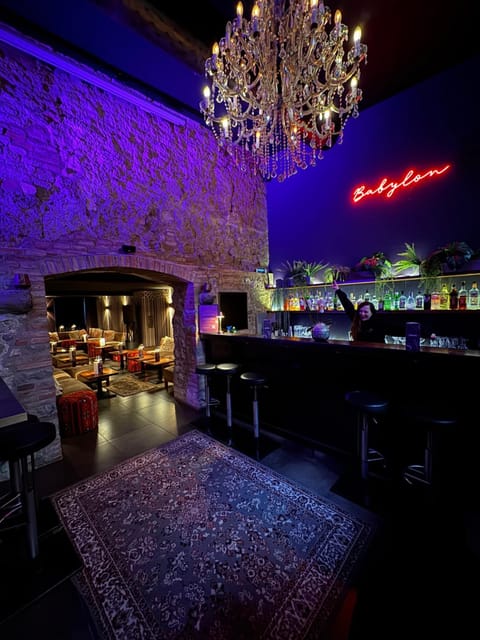 Restaurant/places to eat, Nightclub / DJ
