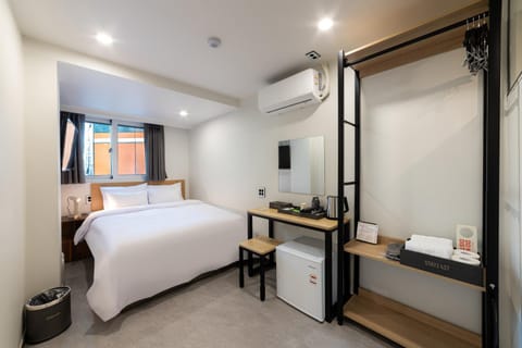 Bedroom, air conditioner
