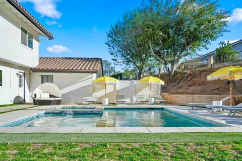 Property building, Patio, Spring, Day, Garden, Garden view, Pool view, Swimming pool, sunbed