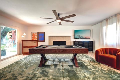 TV and multimedia, Living room, Seating area, fireplace