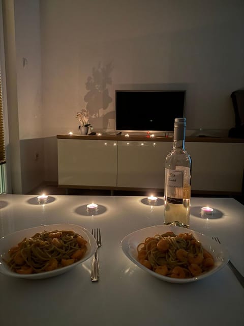 Communal lounge/ TV room, TV and multimedia, Food and drinks, Food, Meals