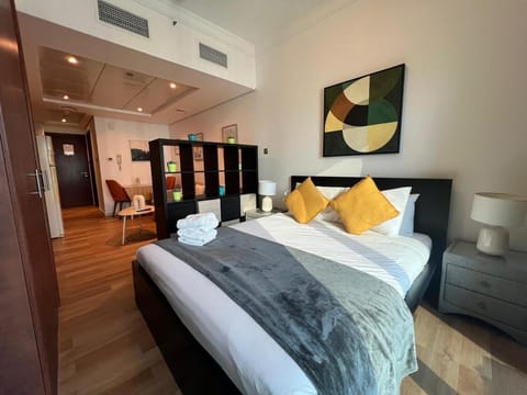 Higuest - Lake-view Studio in JLT Apartment in Dubai