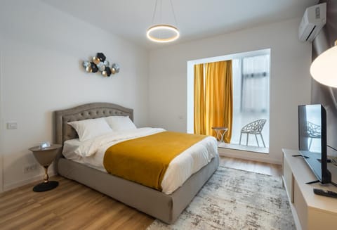 Bed, TV and multimedia, Photo of the whole room, Bedroom