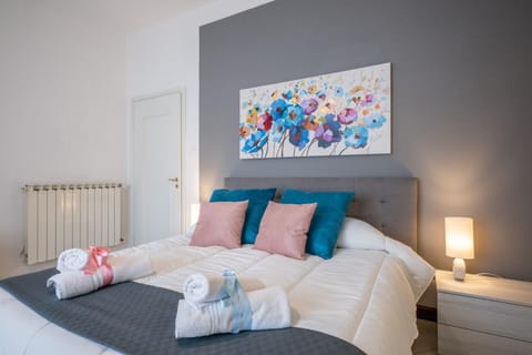 Bed, Photo of the whole room, Bedroom, internet, towels