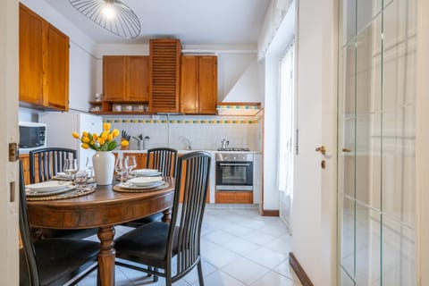 Kitchen or kitchenette, Dining area, oven, stove