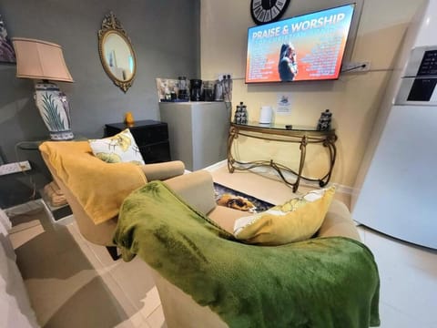Kitchen or kitchenette, Living room, Seating area