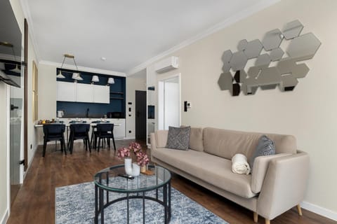 TV and multimedia, Kitchen or kitchenette, Living room, Seating area, Dining area