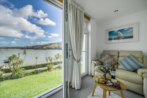 Day, Natural landscape, View (from property/room), Living room, Seating area, Autumn, River view