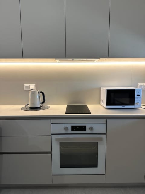 Coffee/tea facilities, Kitchen or kitchenette, stove