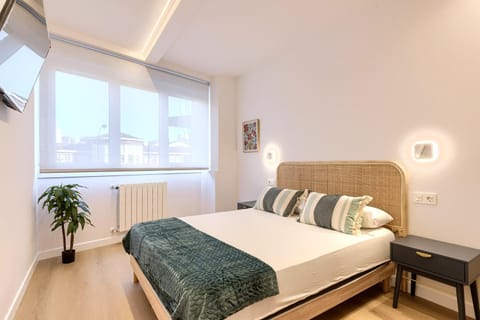 Bed, TV and multimedia, Photo of the whole room, Bedroom