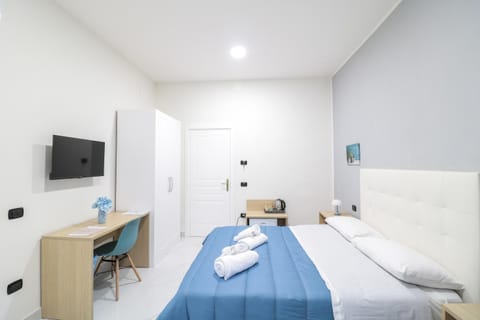 Bed, TV and multimedia, Photo of the whole room, Bedroom, towels