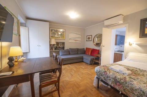Bed, TV and multimedia, Photo of the whole room, Bedroom, air conditioner