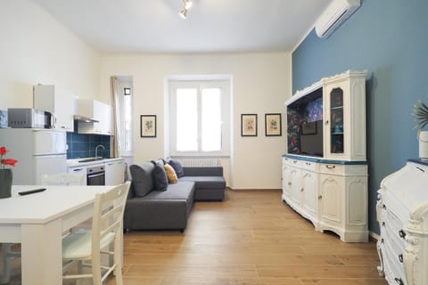 TV and multimedia, Kitchen or kitchenette, Living room, Seating area, Dining area
