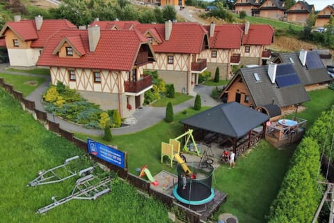 Property building, Day, Neighbourhood, Natural landscape, Bird's eye view, Garden, Garden view