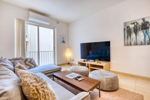 TV and multimedia, Living room, Seating area, air conditioner