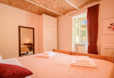 Bed, Bedroom, towels