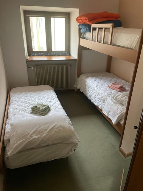 Bed, Photo of the whole room, Bedroom, bunk bed, towels