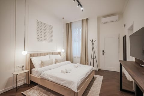 Bed, TV and multimedia, Photo of the whole room, Bedroom, towels, wardrobe, air conditioner