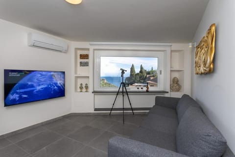 Natural landscape, TV and multimedia, Living room, Seating area, Sea view