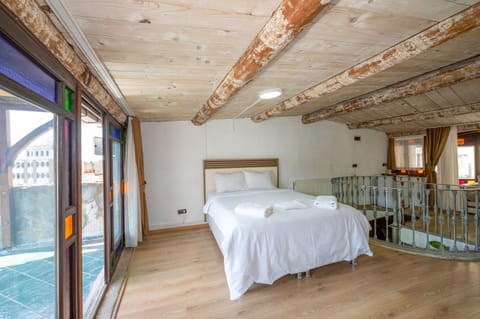 Bed, Balcony/Terrace, Bedroom