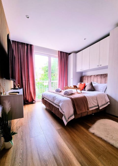 Bed, TV and multimedia, Bedroom