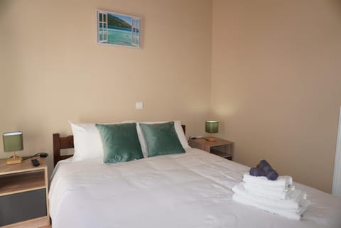 Bed, towels, air conditioner