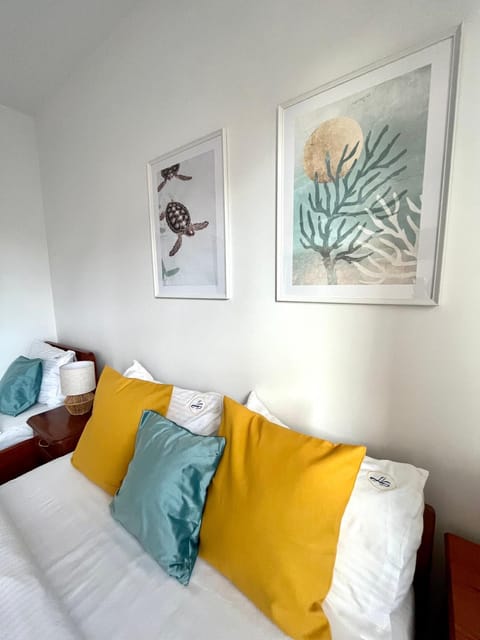 Bed, Photo of the whole room, Decorative detail, Bedroom