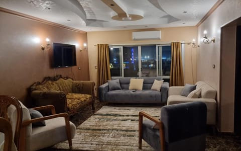 Communal lounge/ TV room, TV and multimedia, Living room, Seating area, Evening entertainment, air conditioner